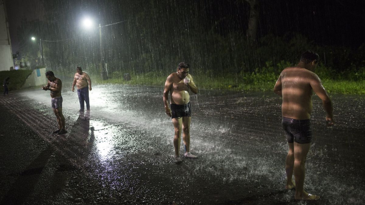 Koupel migrantů díky dešti, který se spustil ve městě Córdoba v mexickém státě Veracruz.