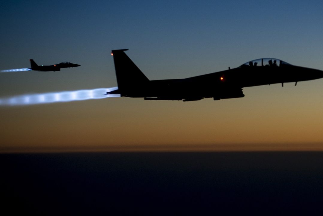 Dvojice amerických letounů F-15E Strike Eagle se vrací z útoků v Sýrii. 