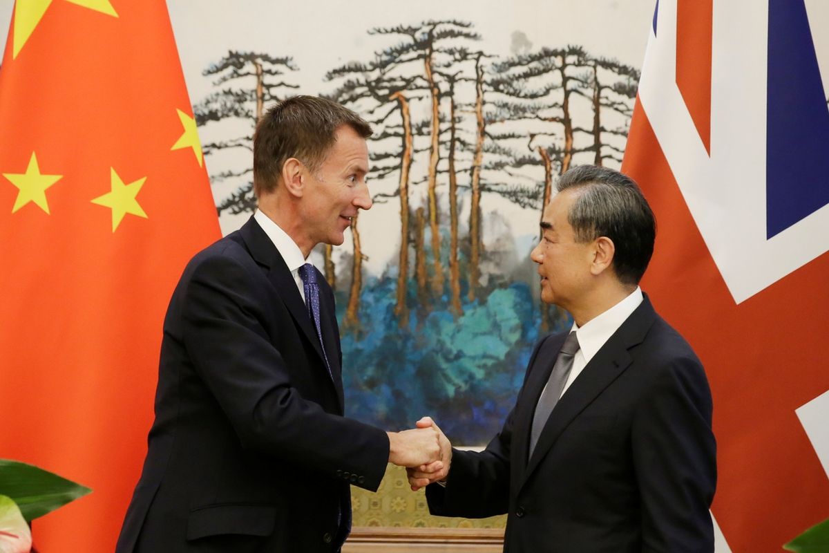 Britský ministr zahraničí Jeremy Hunt se svým čínským protějškem Wangem I.