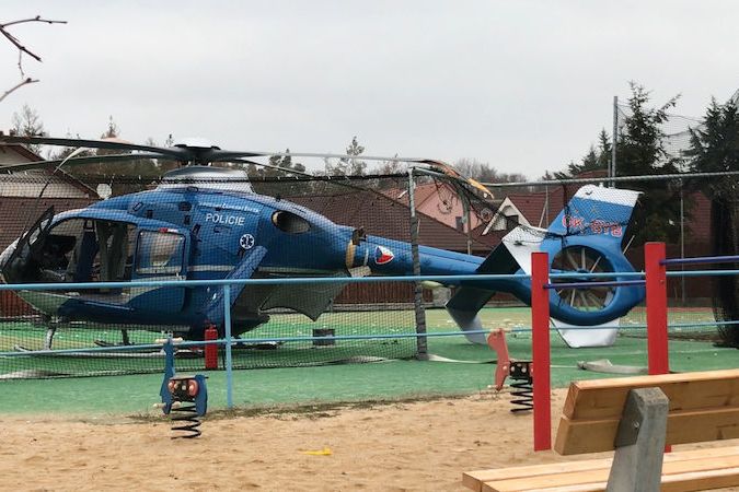 BEZ KOMENTÁŘE: Havarovaný vrtulník u hřiště ve Staré Huti