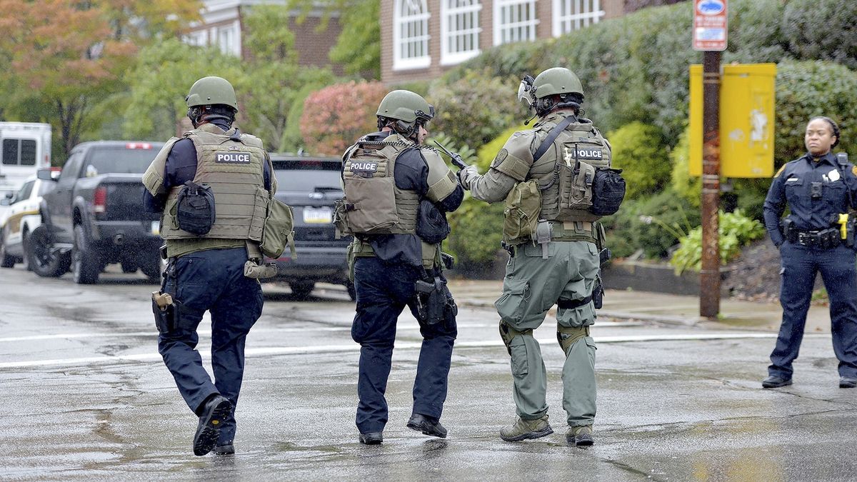 Američtí policisté při zásahu proti střelci u synagogy v Pittsburghu.