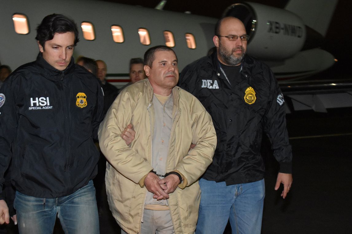 Narkobaron Guzmán po příletu na newyorské letiště