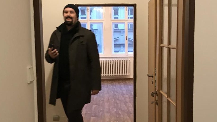 Podezřelého muže vyfotili zájemci o byt.