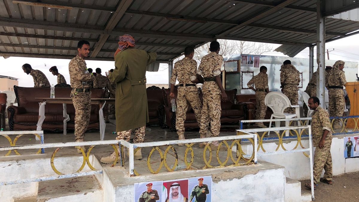 Jemenští vojáci na tribuně, nad níž explodoval nepřátelský dron. 