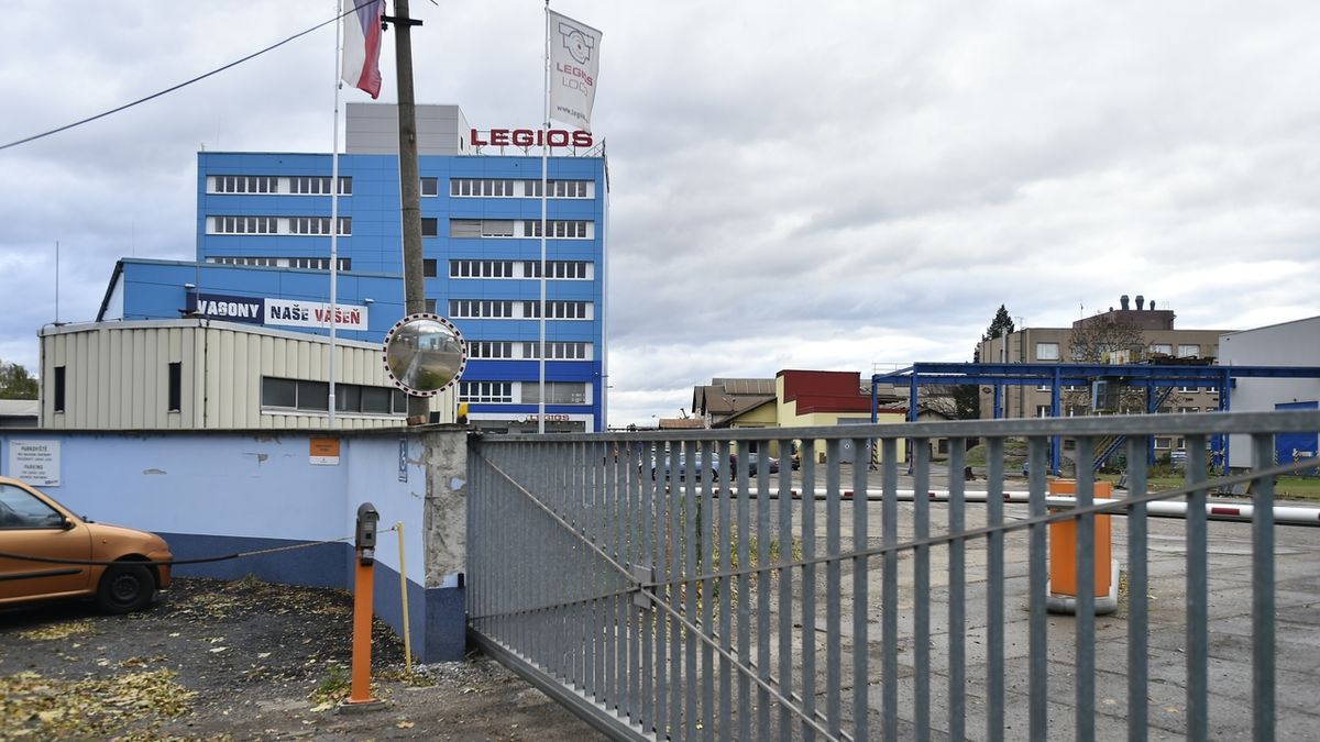 Krajský soud v Českých Budějovicích zamítl 19. ledna 2019 reorganizaci společnosti Heavy Machinery Services. Jde o vagonku v Lounech (na archivním snímku z 25. října 2018), která se dříve jmenovala Legios, věřitelům dluží téměř 3,3 miliardy korun. 