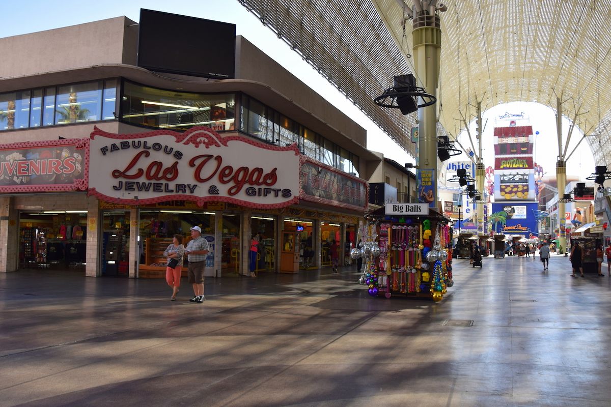 Obchody značek zvučných jmen i turistický kýč za pár dolarů, ve Vegas si vybere každý.