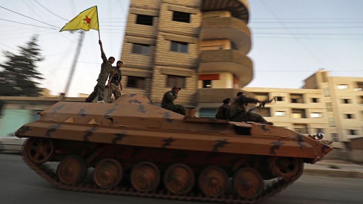 Bojovníci kurdských milicí YPG v Kámišlí na severovýchodě Sýrie