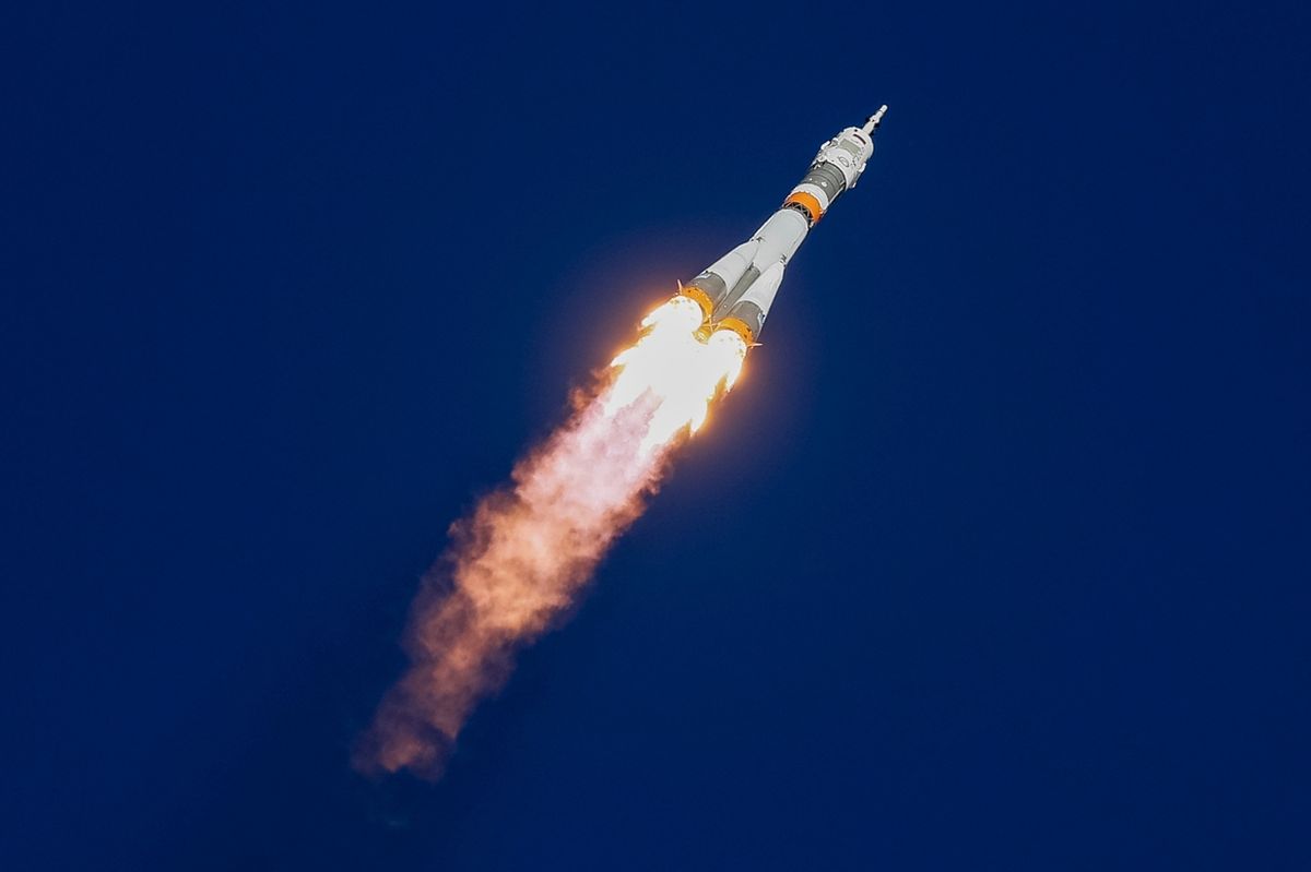 Raketa Sojuz MS-10 po startu.
