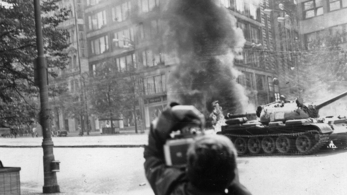 Invaze vojsk Varšavské smlouvy. Člověk si fotografuje tank u Domu módy na Václavském náměstí (archivní foto).