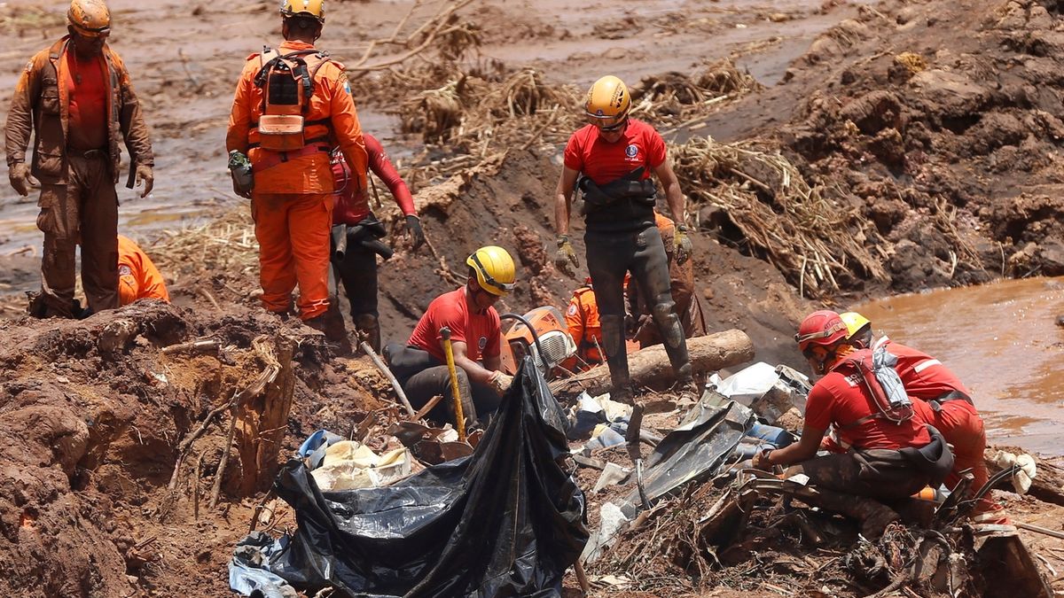 Záchranáři pátrají po nezvěstných po protržení nádrže