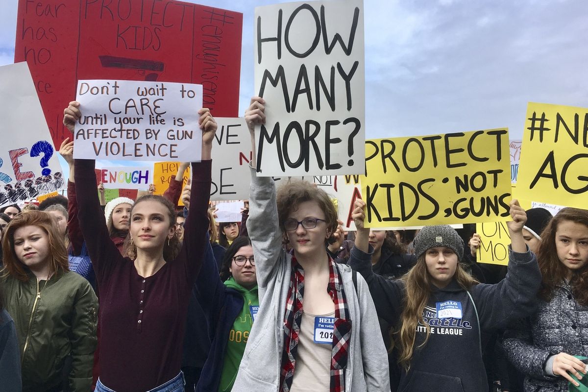 Studenti v americkém Seattle protestují proti násilí a za zpřísnění držení zbraní.