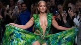 Jennifer Lopezová v šatech značky Versace zaplavila internet