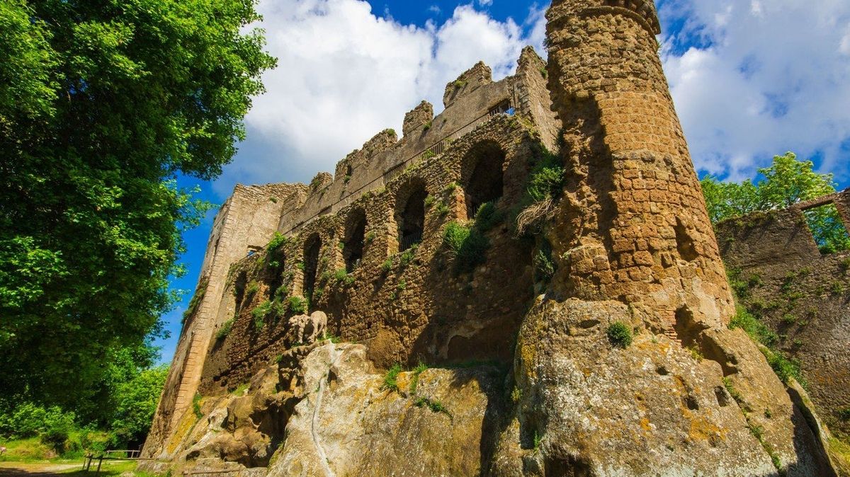 Dominantou městečka je bezesporu ruina hradu, pod níž se nachází lví fontána. 
