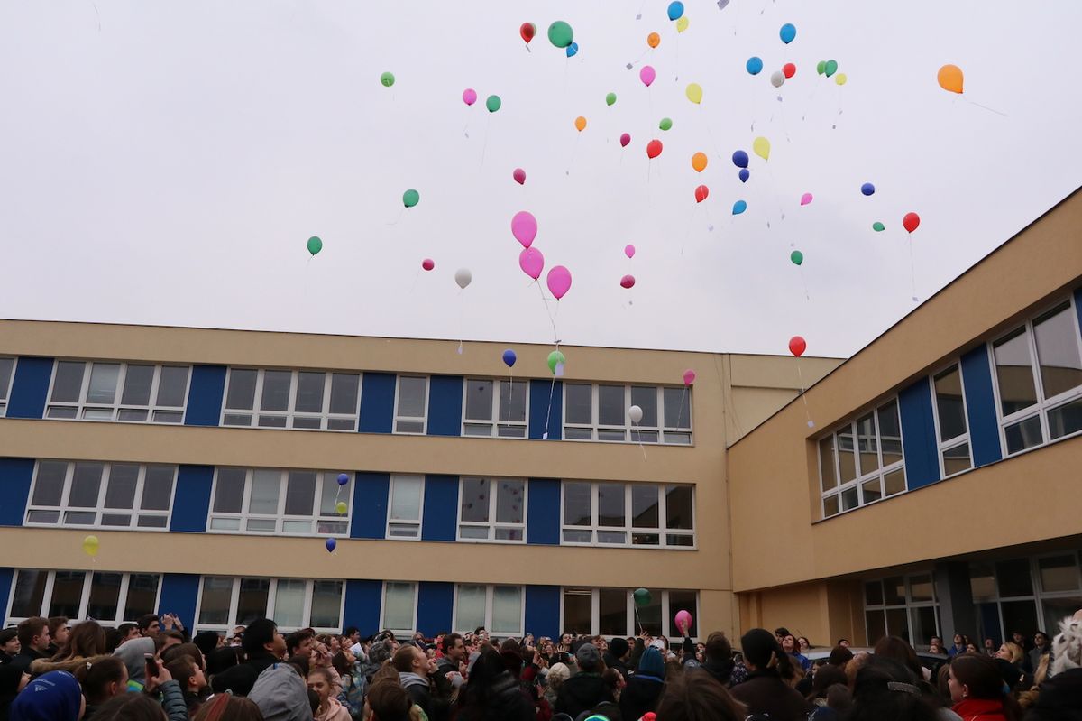 Žáci vypustili na počest pedagoga balónky