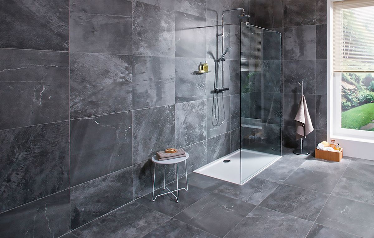 Sprchové stěny Pure instalované přímo na dlažbu dodají koupelně styl. Jsou vyrobeny z 8 mm silného bezpečnostního skla se speciální úpravou perla Glass. Cena od 12 515 Kč.
