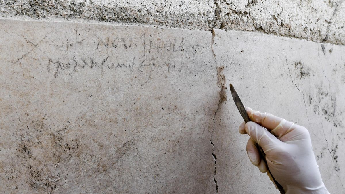 Nalezený nápis uhlem na zdi má dokazovat, že Pompeje zanikly až o dva měsíce později, než se původně předpokládalo