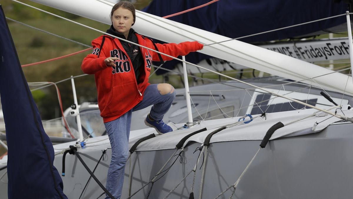Greta Thunbergová na jachtě, kterou by měla zdolat cestu přes oceán do New Yorku. 
