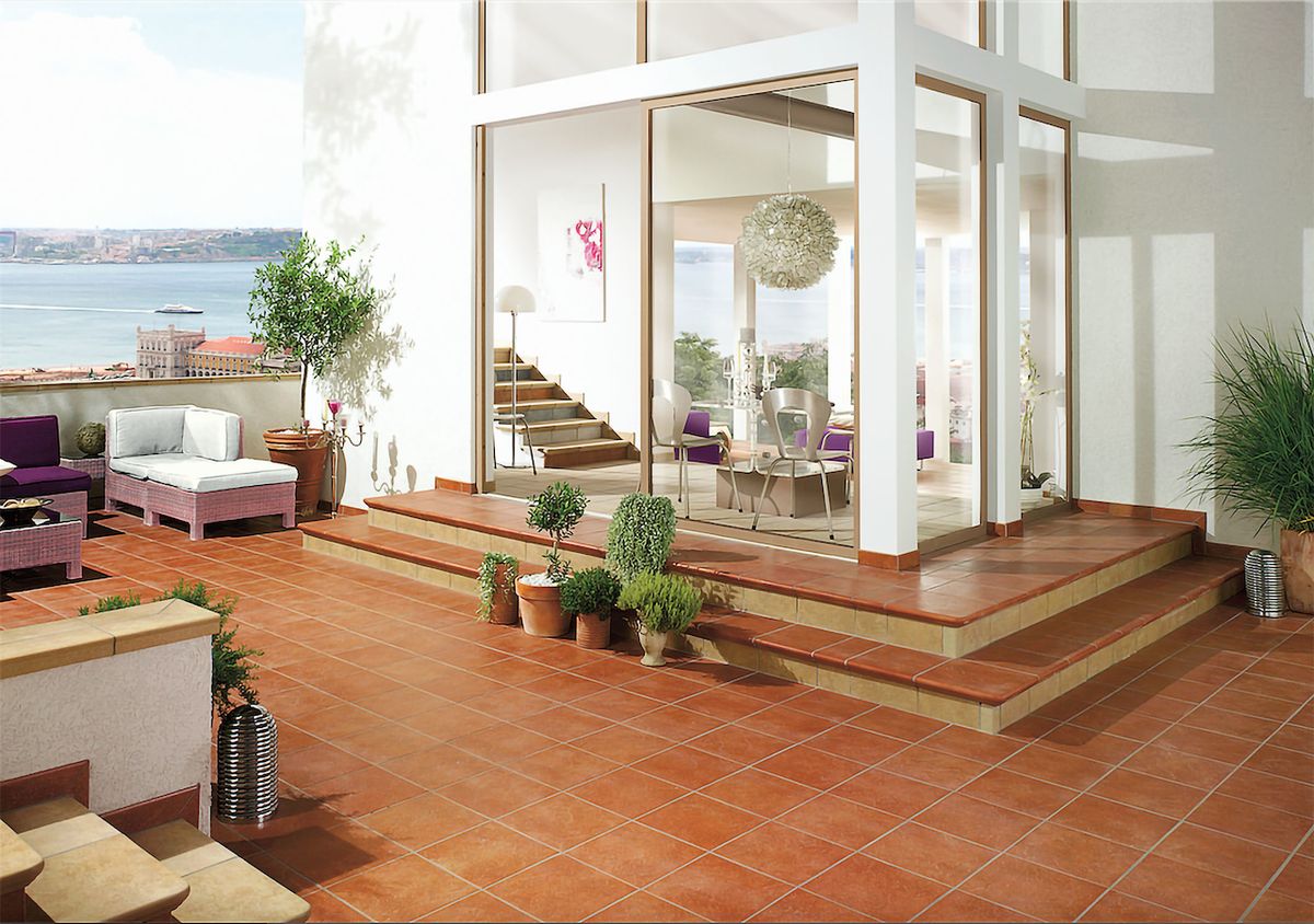 Tažené glazované dlaždice a tvarové doplňky ze série Ströher poskytují ucelené řešení keramických dlažeb v exteriéru. Ze stejných materiálů lze zhotovit zakončení teras a balkonů i různé typy schodů.