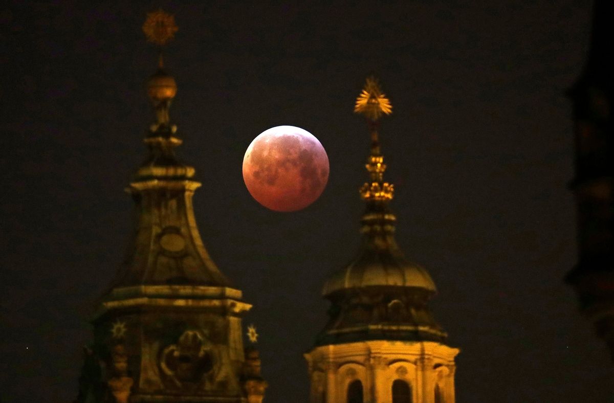 Úplné zatmění Měsíce nad Prahou