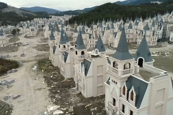BEZ KOMENTÁŘE: V Turecku vyrostlo satelitní městečko se stovkami domů připomínajících zámky z pohádek od Disneyho