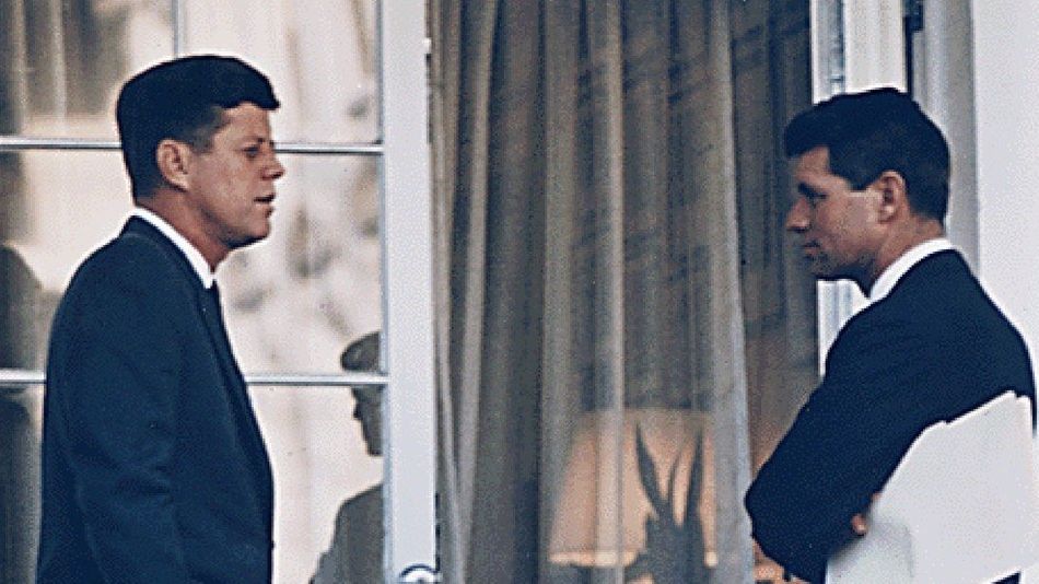 John F. Kennedy (vlevo) a jeho bratr Robert F. Kennedy na snímku z roku 1963.