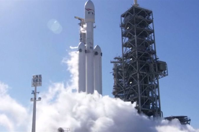 BEZ KOMENTÁŘE: Test rakety Falcon Heavy 