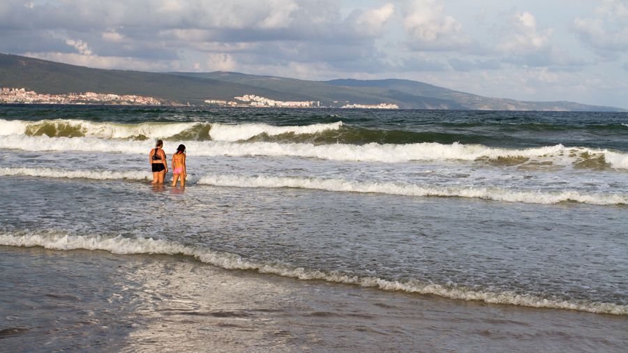 Jakmile se zvednou vlny, musejí turisté ven z vody.
