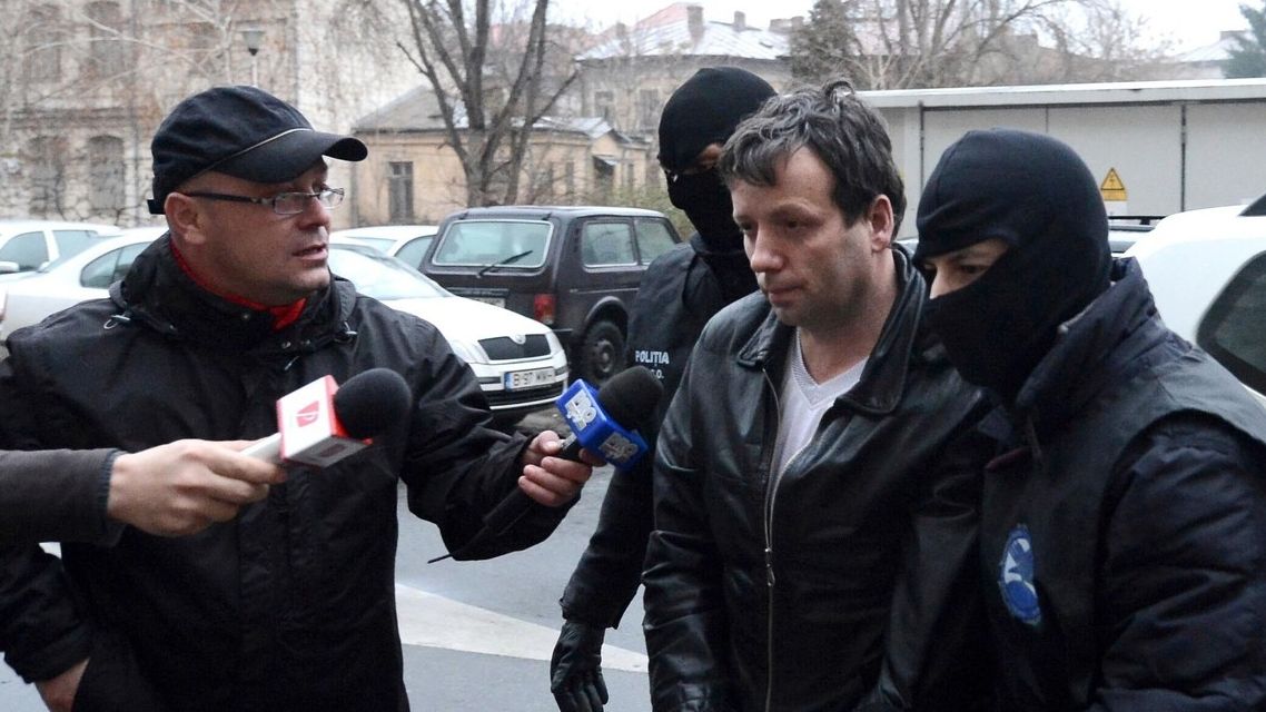 Rumunský hacker Marcel Lehel Lazar známý pod přezdívkou Guccifer (druhý zprava)