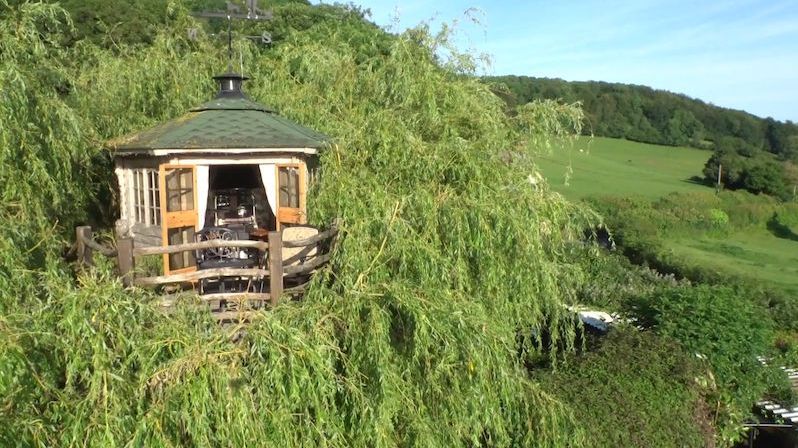 BEZ KOMENTÁŘE: Dědeček postavil vnoučatům na zahradě dům v koruně stromu