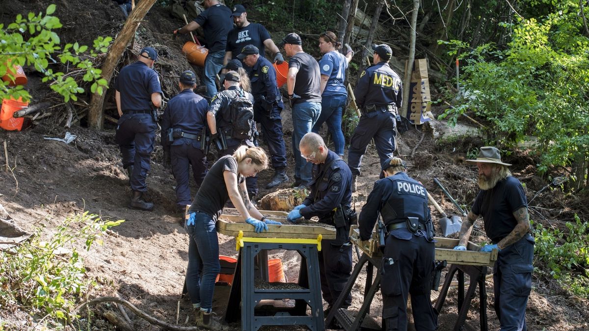 Policie prohledává zahradu, kde muž zakopal ostatky svých obětí.