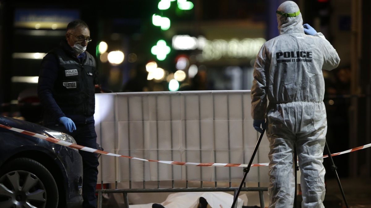 Policisté u mrtvého těla útočníka v Marseille