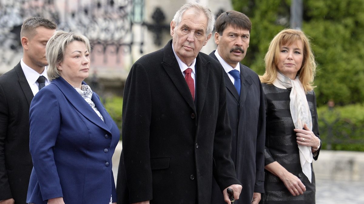 Český prezident Miloš Zeman (druhý zleva) navštívil v Budapešti maďarského prezidenta Jánose Ádera (druhý zprava). Vlevo je Zemanova manželka Ivana, vpravo Áderova choť Anita Herczeghová.