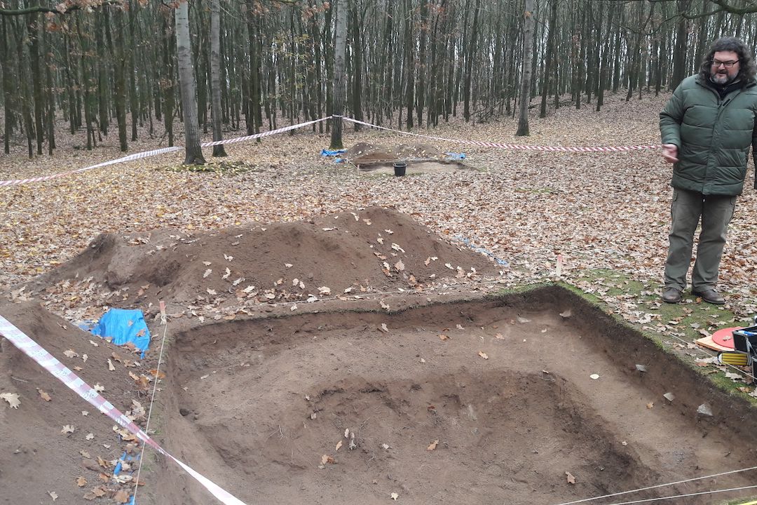 Vedoucí archeologického týmu Pavel Vařeka bádal u památníků obětem sběrného tábora v Letech.