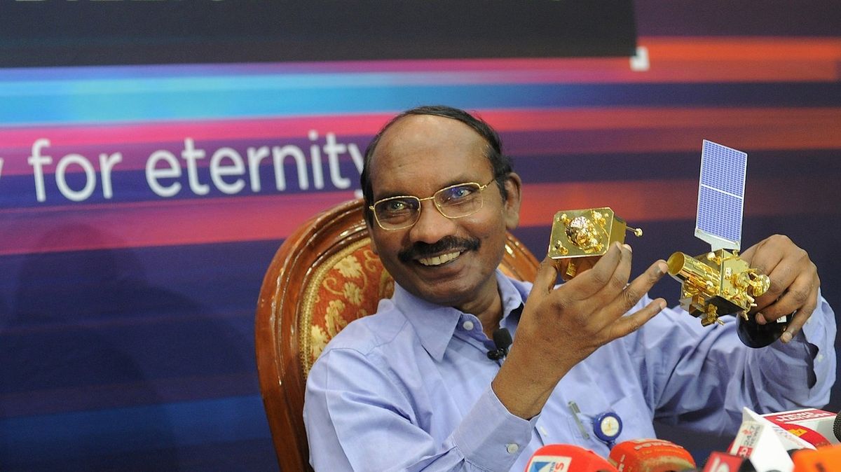 Předseda ISRO Kailasavadivoo Sivan s modelem sondy Čandraján-2