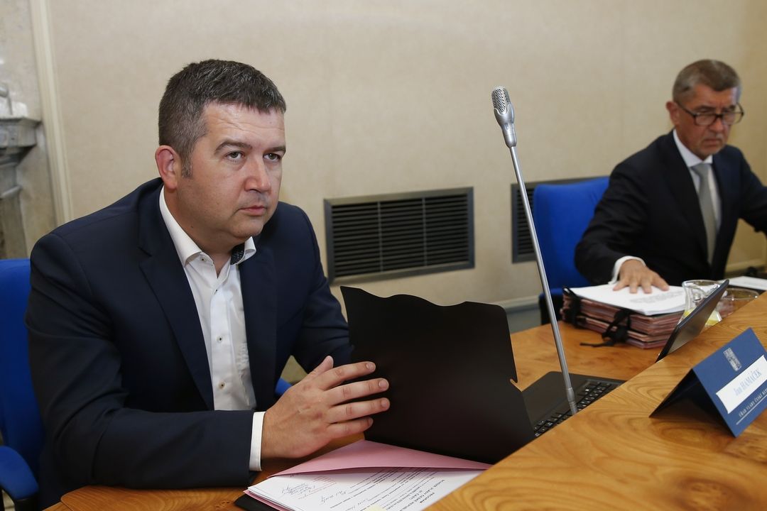 Ministr vnitra a vicepremiér Jan Hamáček na pondělní schůzi vlády. V pozadí premiér Andrej Babiš.
