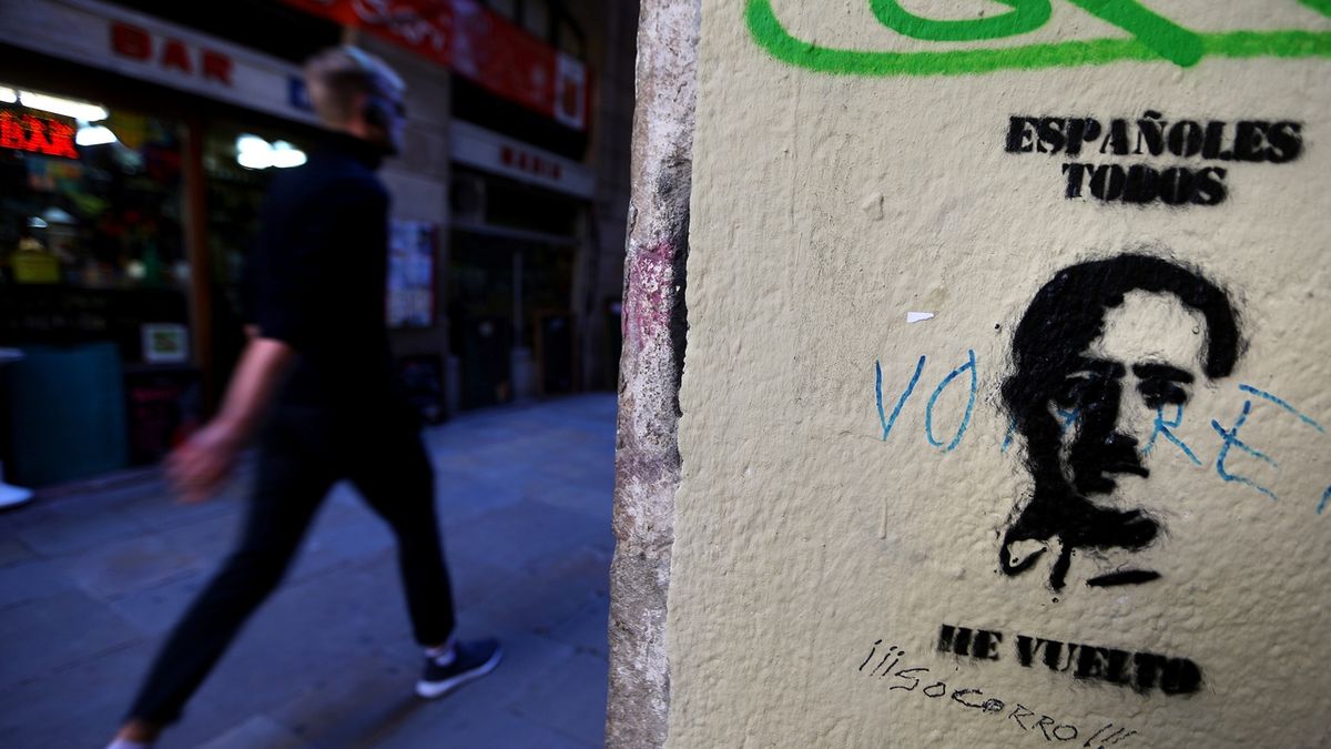 Portrét diktátora Franca na zdi Barcelony se slovy.- 
