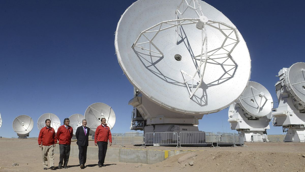 Chilský prezident Sebastián Piñera (druhý zprava) v roce 2013 po instalaci soustavy teleskopů ALMA. Tehdy ještě tamní oblast světelným znečištěním tak ohrožená nebyla.