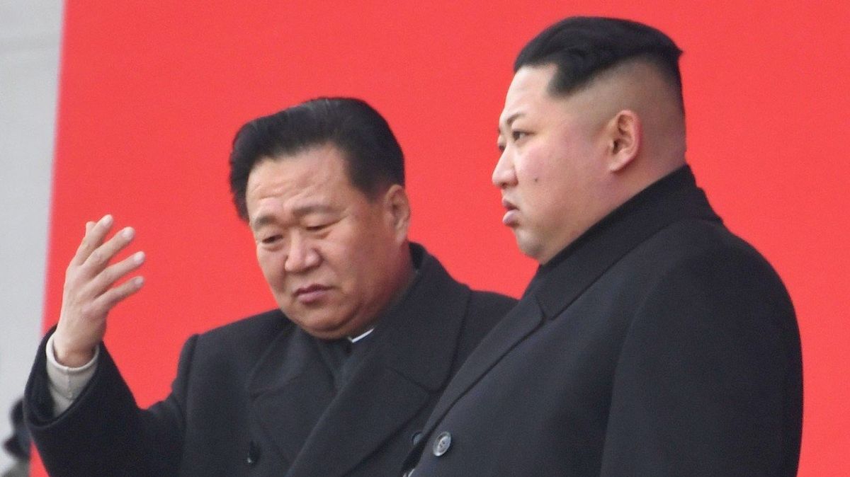 Nový předseda parlamentu KLDR a zároveň formální hlava státu Čche Rjong-he (vlevo) na snímku s diktátorem Kim Čong-unem.