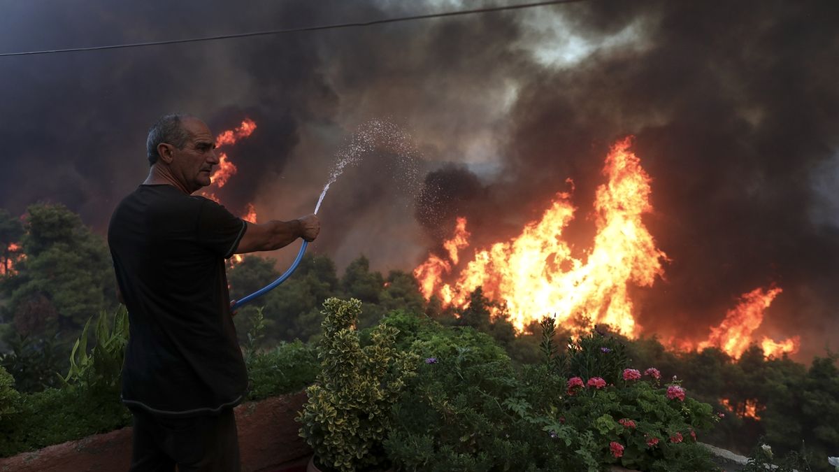 Jeden z řeckých rezidentů se snaží bojovat s ohněm.