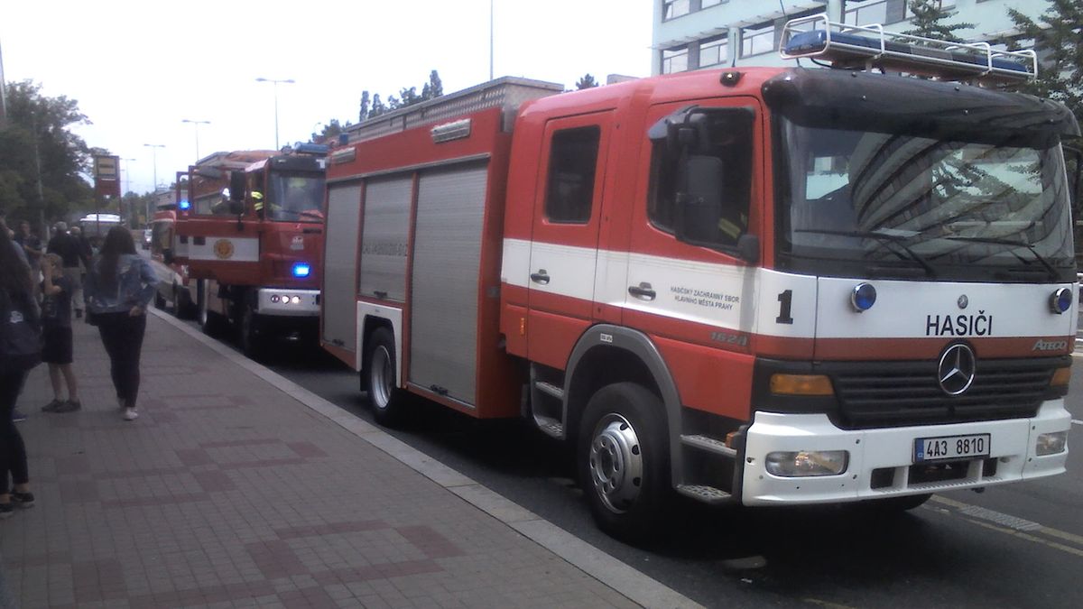 Zásah hasičů na stanici metra Kobylisy, kde spadla žena do kolejiště.