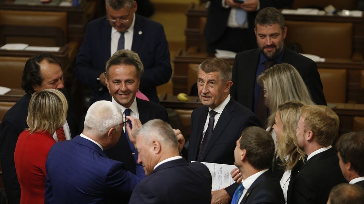 Andrej Babiš mezi poslanci ANO ve Sněmovně 