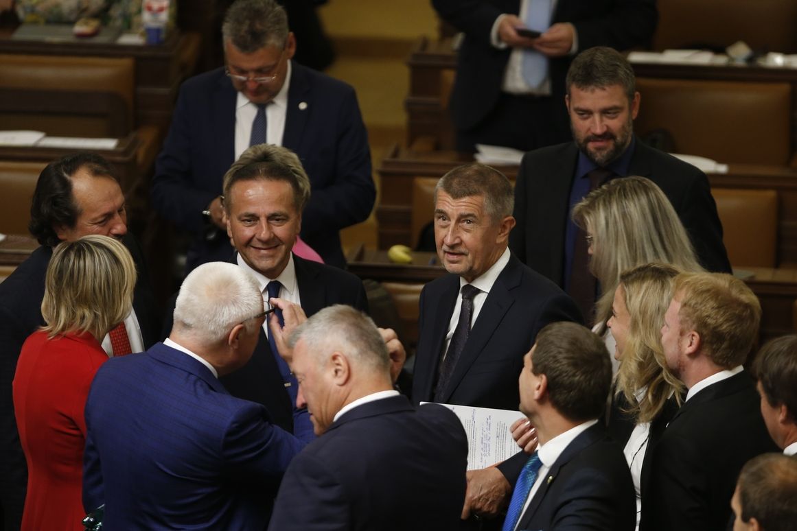 Andrej Babiš mezi poslanci ve Sněmovně před hlasováním o důvěře pro jeho druhou vládu.