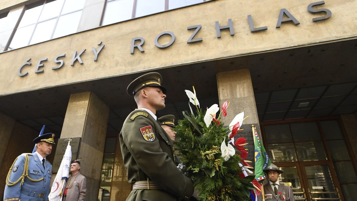 Před budovou Českého rozhlasu v Praze se uskutečnila vzpomínková akce k připomenutí památky obětí vstupu vojsk Varšavské smlouvy na území Československa v roce 1968.