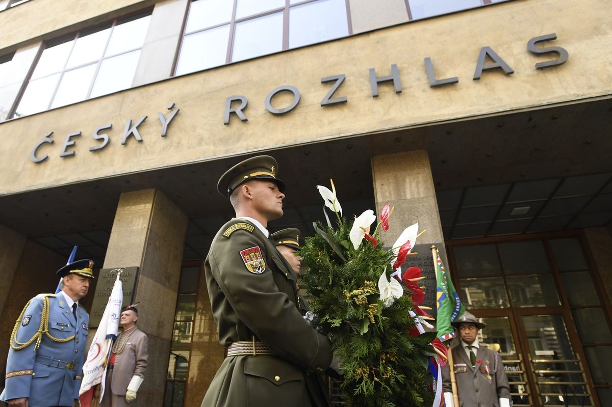 Před budovou Českého rozhlasu v Praze se uskutečnila vzpomínková akce k připomenutí památky obětí vstupu vojsk Varšavské smlouvy na území Československa v roce 1968.