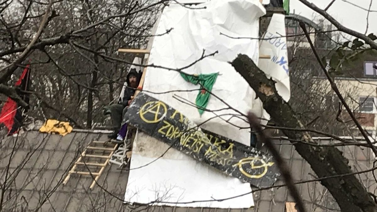 Na střeše Kliniky nadále zůstávají aktivisté, kteří odmítají budovu opustit.