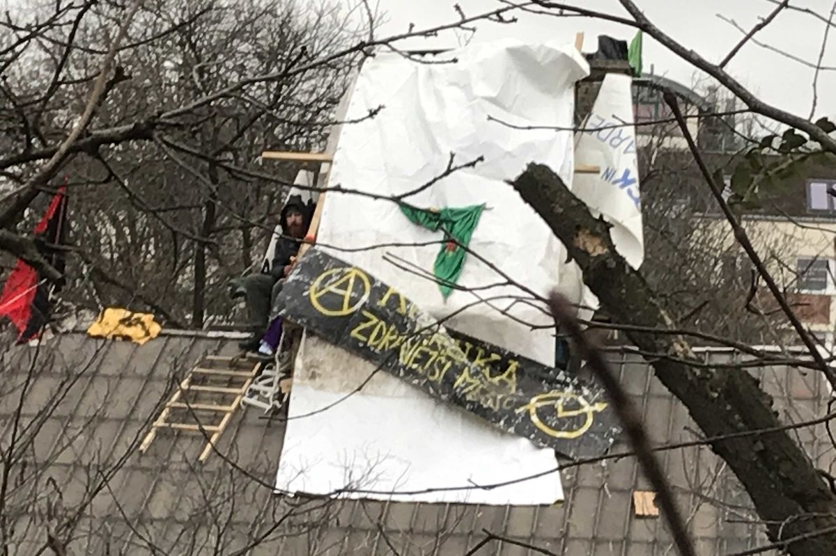 Na střeše Kliniky nadále zůstávají aktivisté, kteří odmítají budovu opustit.