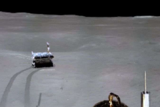 BEZ KOMENTÁŘE: Nefritový králík 2 poslal z odvrácené strany Měsíce panoramatický snímek