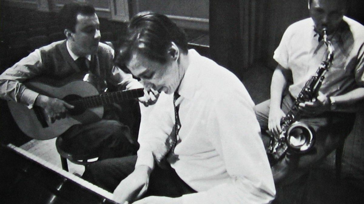 Legendární trojice zleva Joao Gilberto, Antonio Carlos Jobim a Stan Getz při nahrávání desky Getz/Gilberto v roce 1964.