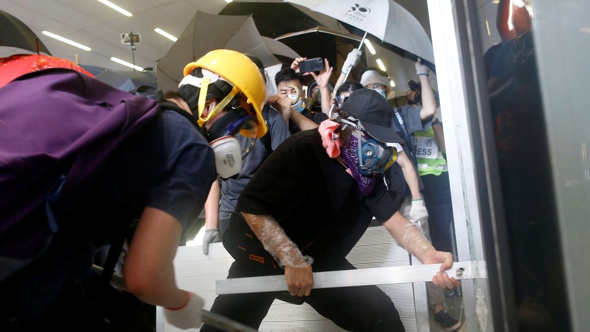 Část výtržníků pronikla v pondělí v noci místního času do hongkongského parlamentu.