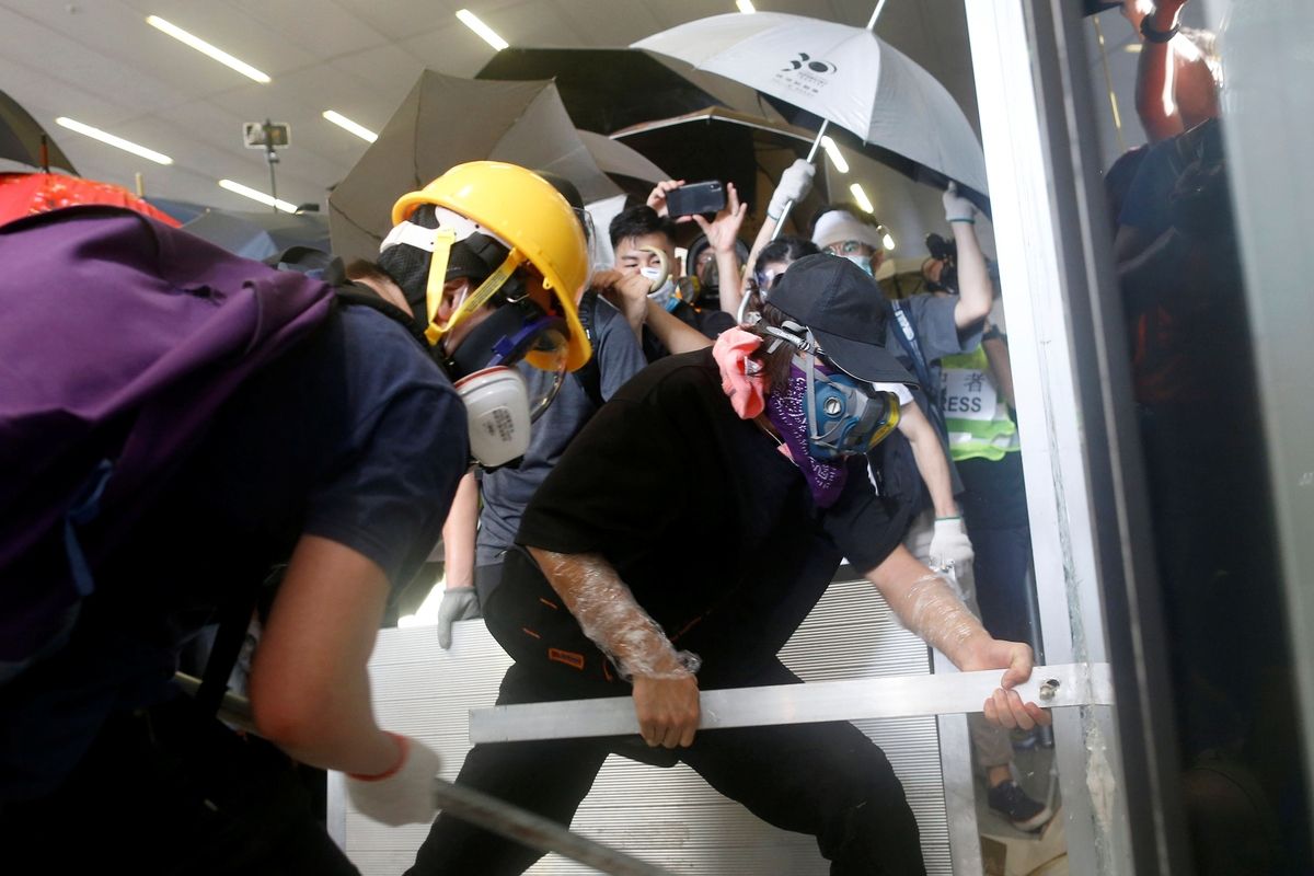 Část výtržníků pronikla v pondělí v noci místníhol času do hongkongského parlamentu.